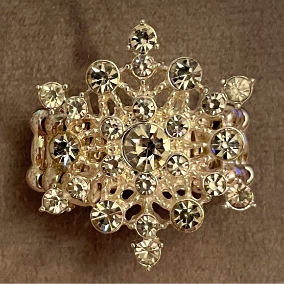 Beautiful snowflake ring! Rhinestone w/ decorative band, stretches to fit all - Picture 1 of 4